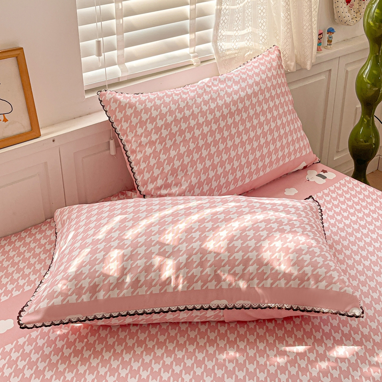 91家纺网 家纺一手货源 找家纺 纽缦家纺 2026新款舒适透气细沙卡通印花花边老粗布床单凉席席子 田园小兔-粉