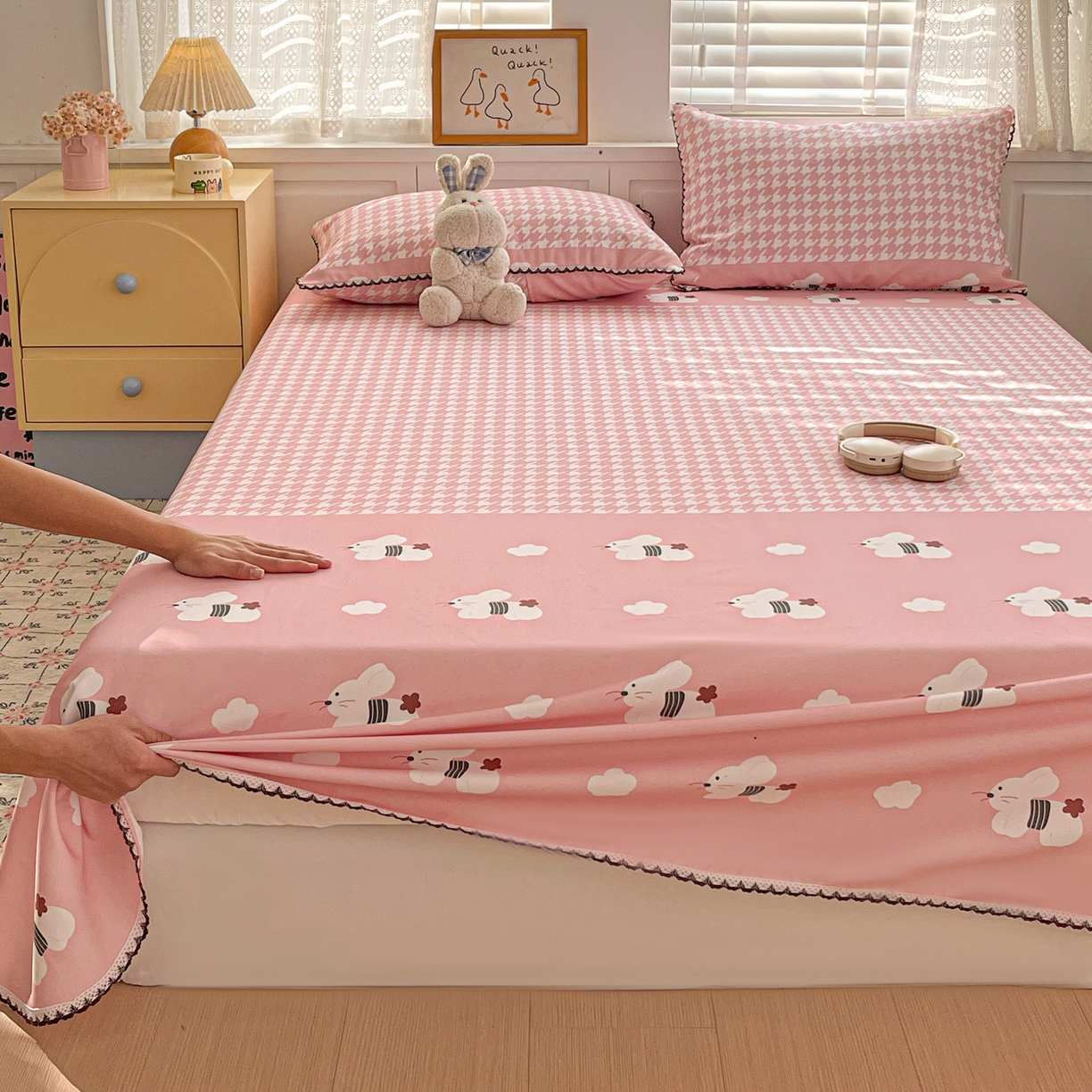91家纺网 家纺一手货源 找家纺 纽缦家纺 2026新款舒适透气细沙卡通印花花边老粗布床单凉席席子 田园小兔-粉