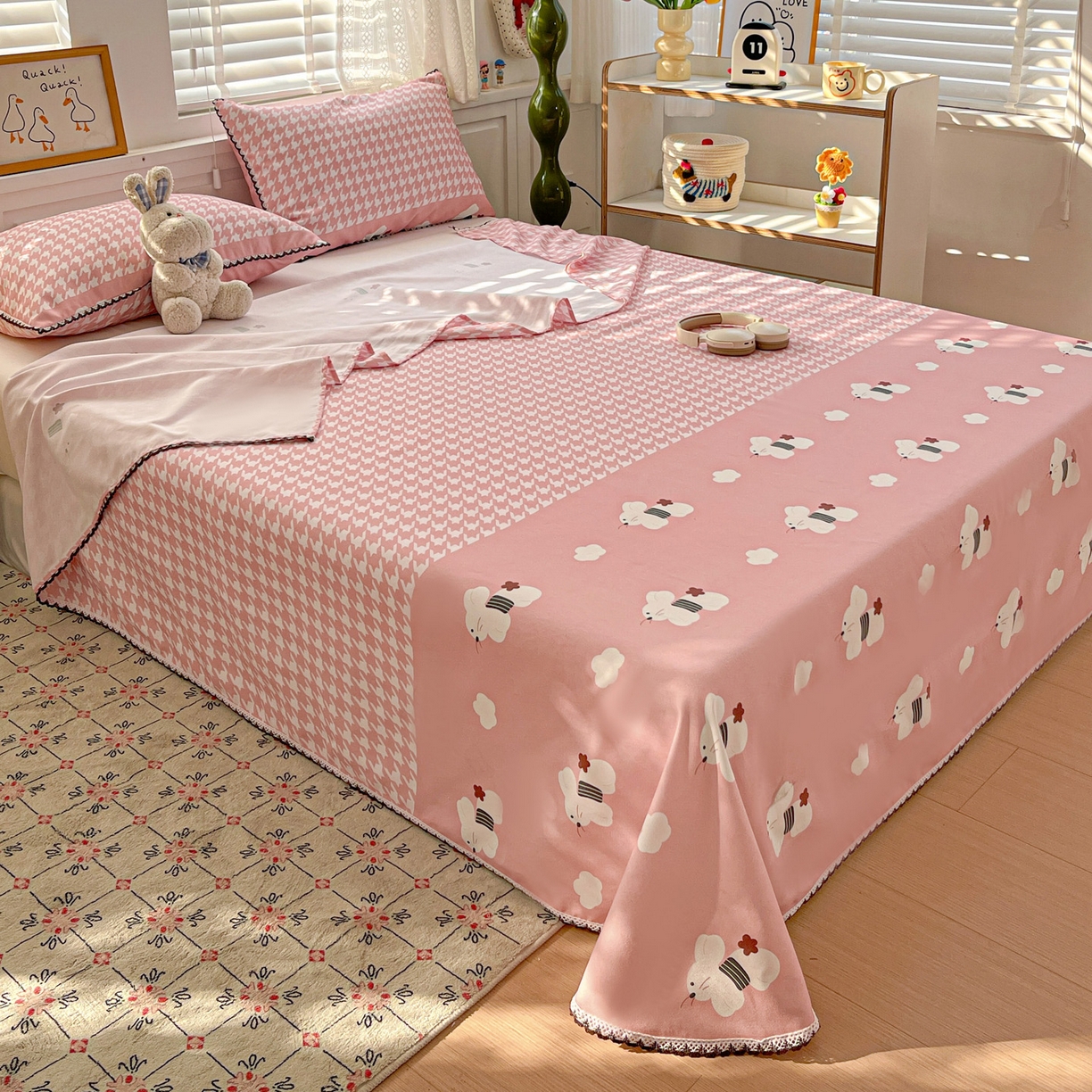 91家纺网 家纺一手货源 找家纺 纽缦家纺 2026新款舒适透气细沙卡通印花花边老粗布床单凉席席子 田园小兔-粉