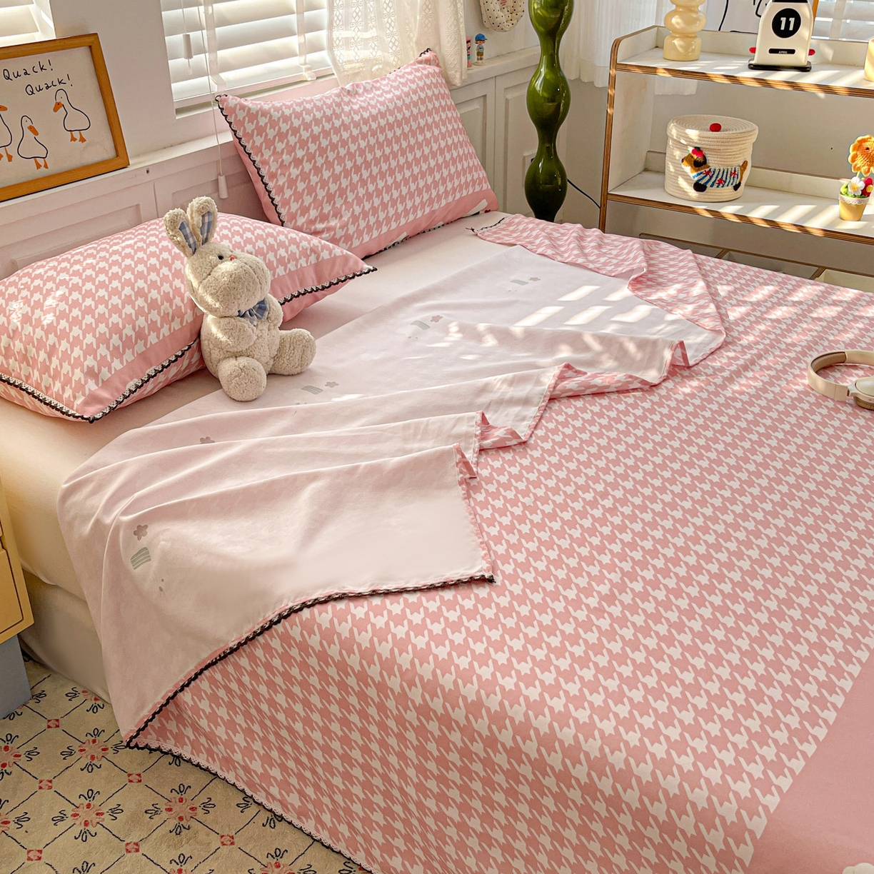 91家纺网 家纺一手货源 找家纺 纽缦家纺 2026新款舒适透气细沙卡通印花花边老粗布床单凉席席子 田园小兔-粉