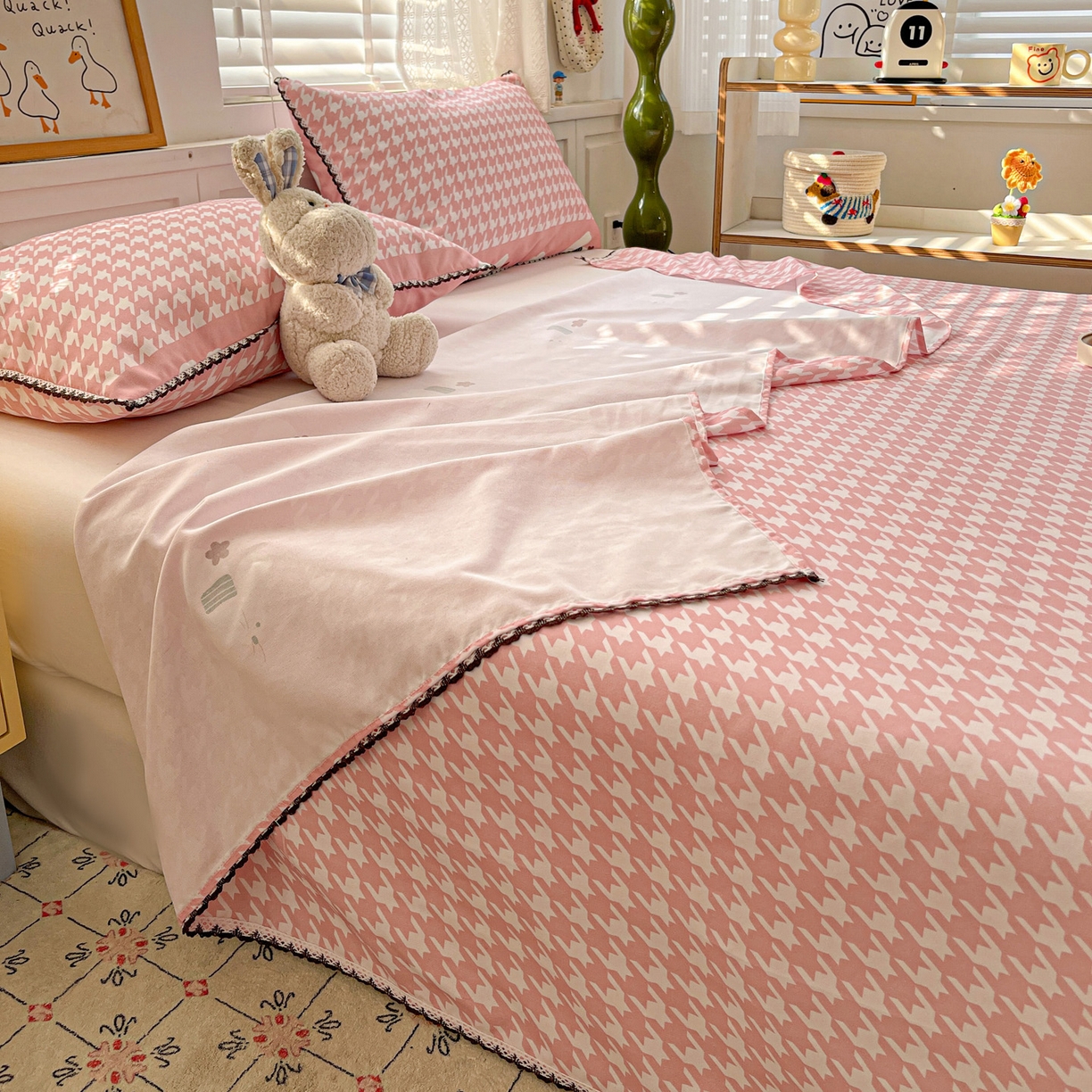 91家纺网 家纺一手货源 找家纺 纽缦家纺 2026新款舒适透气细沙卡通印花花边老粗布床单凉席席子 田园小兔-粉