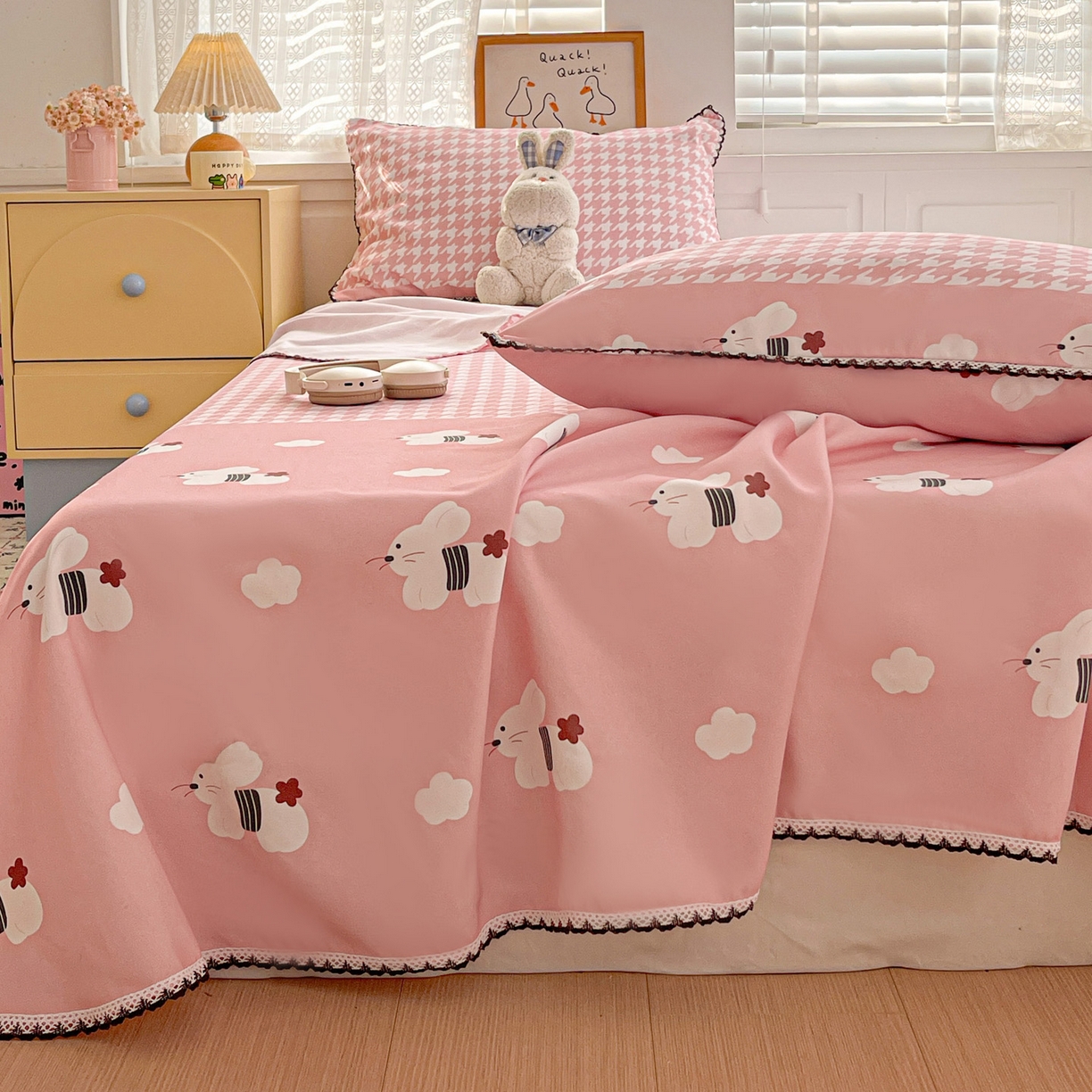 91家纺网 家纺一手货源 找家纺 纽缦家纺 2026新款舒适透气细沙卡通印花花边老粗布床单凉席席子 田园小兔-粉