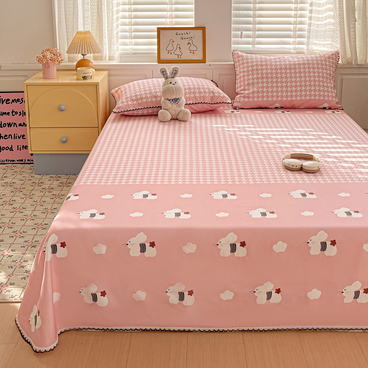 91家纺网 家纺一手货源 找家纺 纽缦家纺 2026新款舒适透气细沙卡通印花花边老粗布床单凉席席子 田园小兔-粉