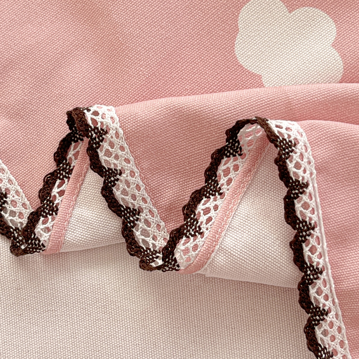 91家纺网 家纺一手货源 找家纺 纽缦家纺 2026新款舒适透气细沙卡通印花花边老粗布床单凉席席子 田园小兔-粉