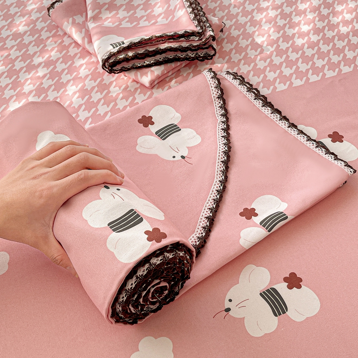 91家纺网 家纺一手货源 找家纺 纽缦家纺 2026新款舒适透气细沙卡通印花花边老粗布床单凉席席子 田园小兔-粉