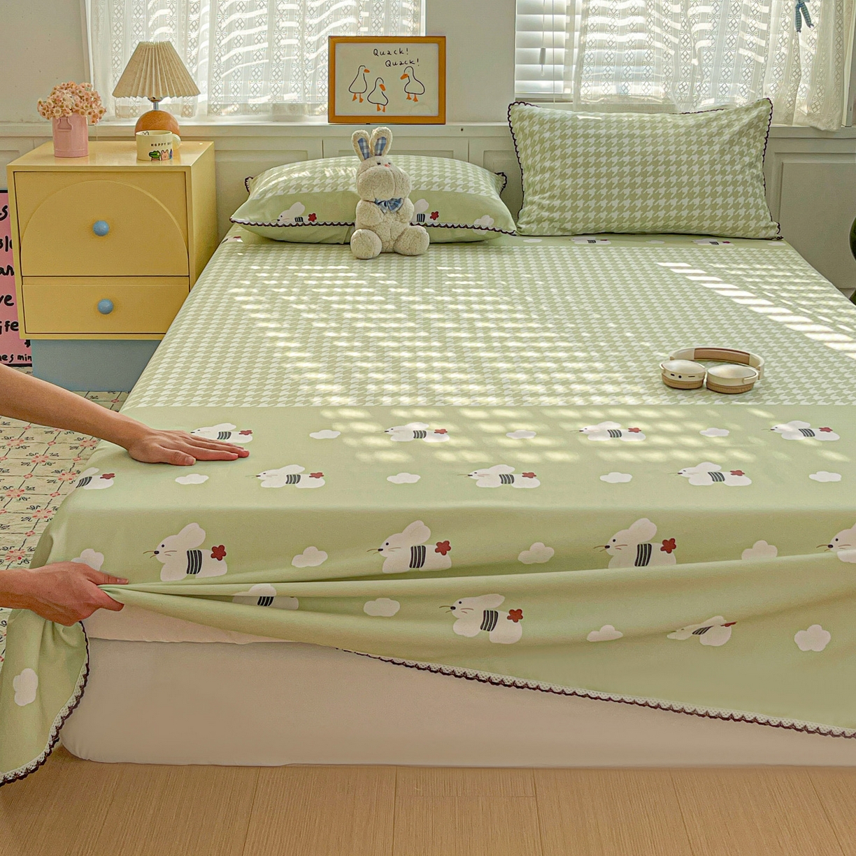 91家纺网 家纺一手货源 找家纺 纽缦家纺 2026新款舒适透气细沙卡通印花花边老粗布床单凉席席子 田园小兔-绿