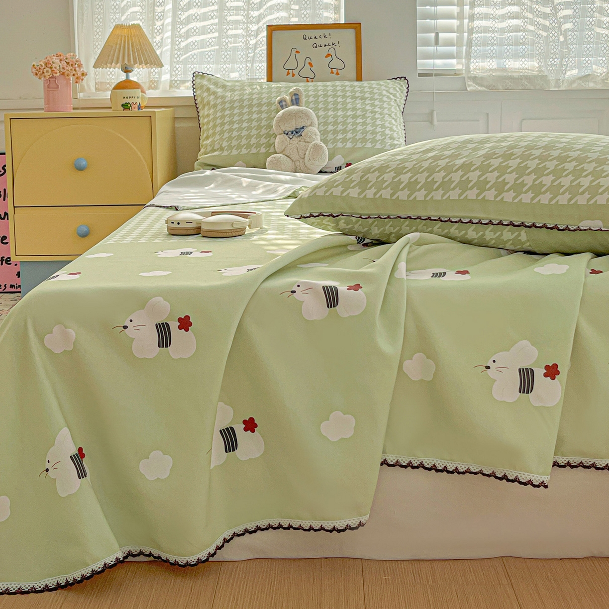 91家纺网 家纺一手货源 找家纺 纽缦家纺 2026新款舒适透气细沙卡通印花花边老粗布床单凉席席子 田园小兔-绿