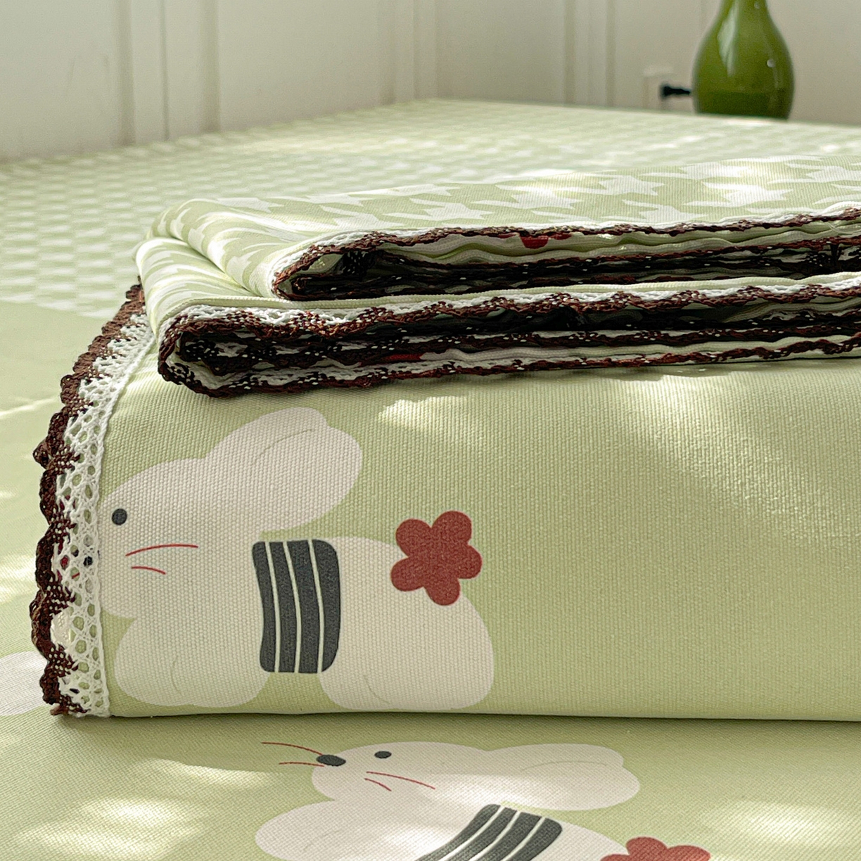91家纺网 家纺一手货源 找家纺 纽缦家纺 2026新款舒适透气细沙卡通印花花边老粗布床单凉席席子 田园小兔-绿