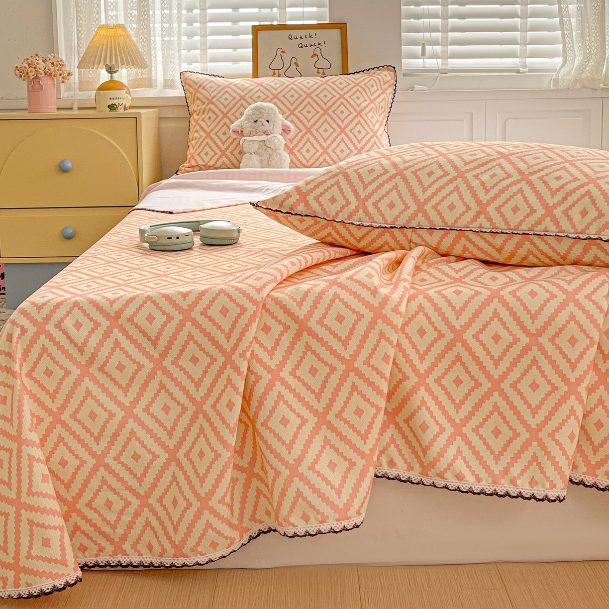 91家纺网 家纺一手货源 找家纺 纽缦家纺 2026新款舒适透气细沙卡通印花花边老粗布床单凉席席子 图文迷宫-黄