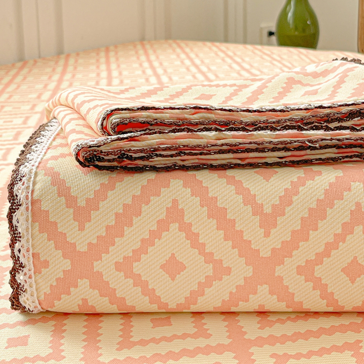 91家纺网 家纺一手货源 找家纺 纽缦家纺 2026新款舒适透气细沙卡通印花花边老粗布床单凉席席子 图文迷宫-黄