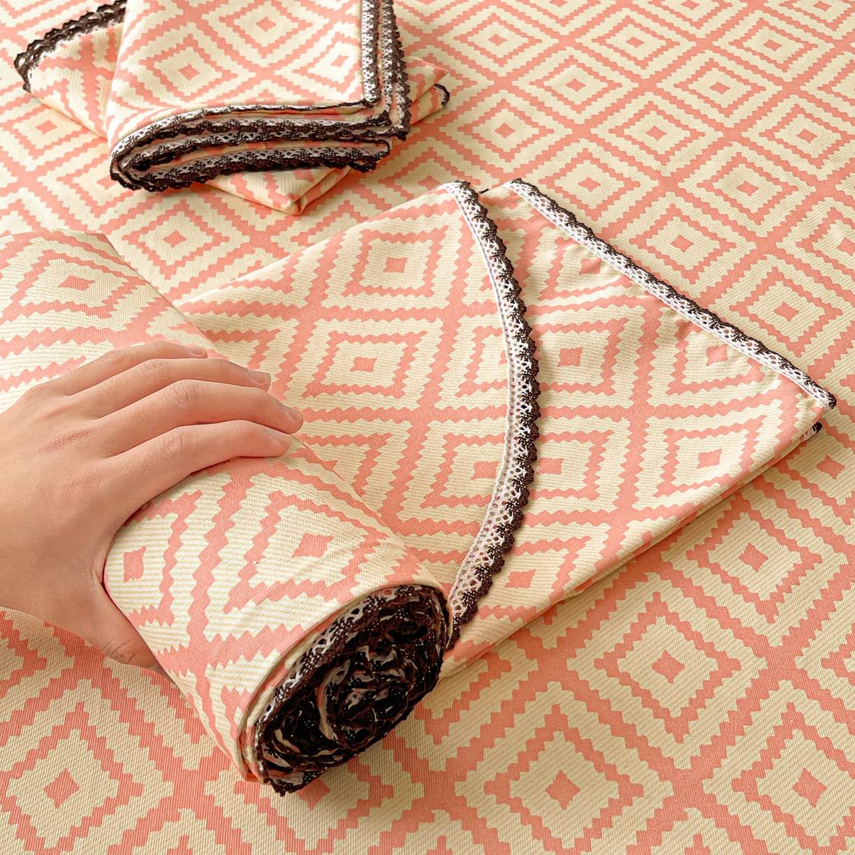 91家纺网 家纺一手货源 找家纺 纽缦家纺 2026新款舒适透气细沙卡通印花花边老粗布床单凉席席子 图文迷宫-黄