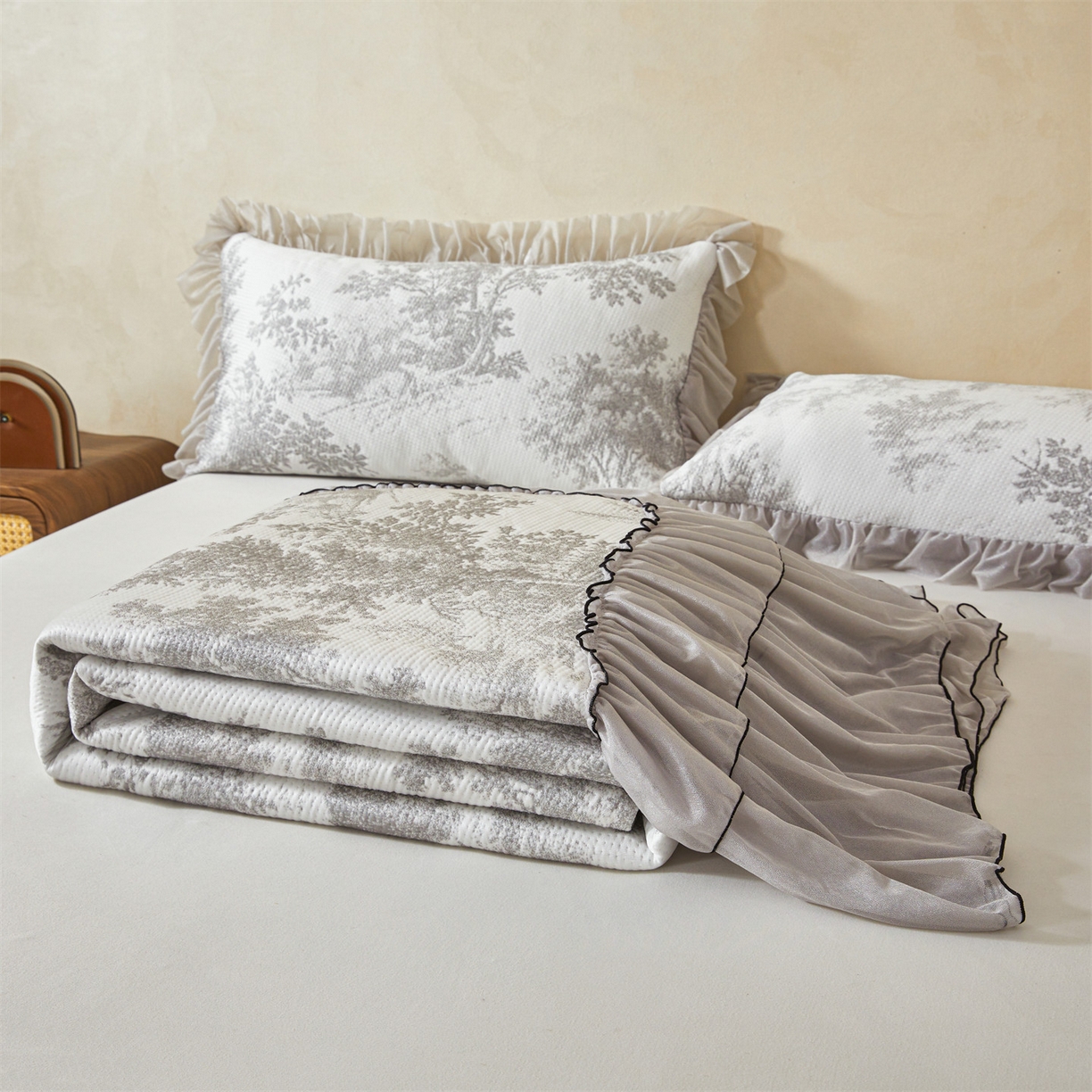 91家纺网 家纺一手货源 找家纺 恒爱家纺 2026新款南极豆超细旦软席三件套 沙漠胡杨-灰