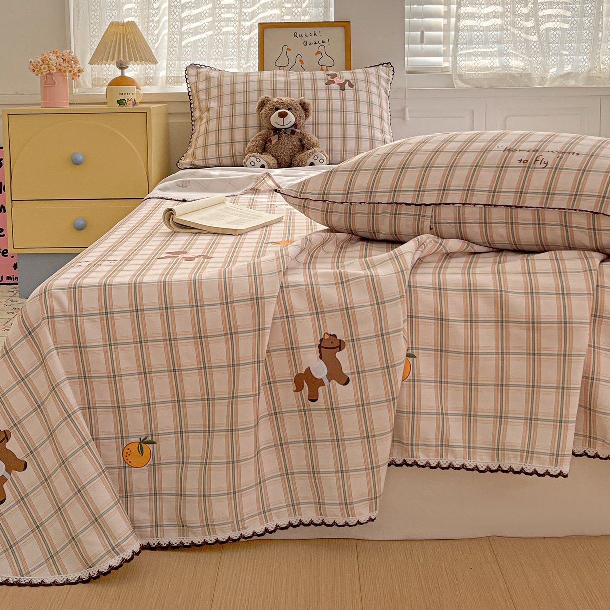 91家纺网 家纺一手货源 找家纺 纽缦家纺 2026新款舒适透气细沙卡通印花花边老粗布床单凉席席子 小木马-咖