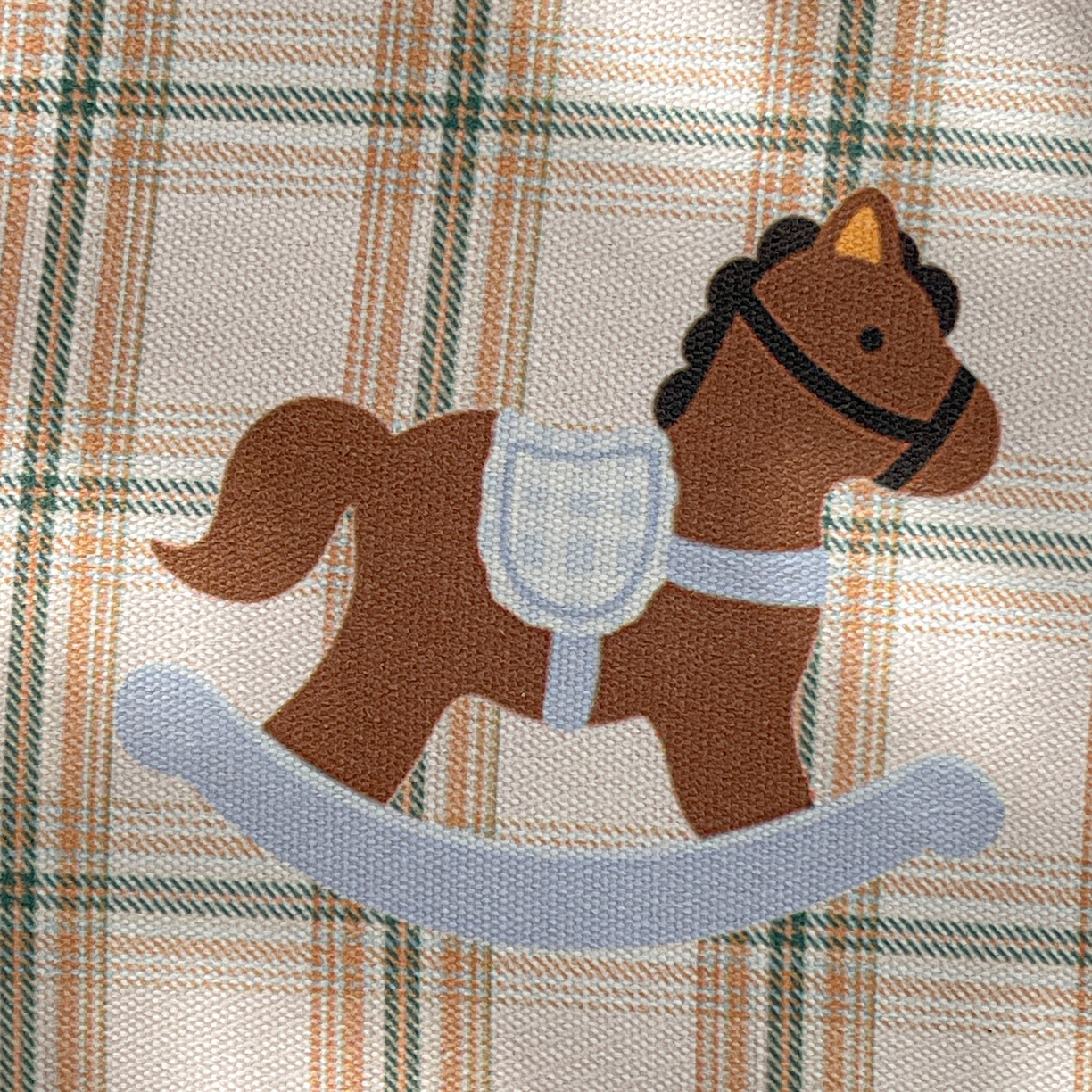 91家纺网 家纺一手货源 找家纺 纽缦家纺 2026新款舒适透气细沙卡通印花花边老粗布床单凉席席子 小木马-咖