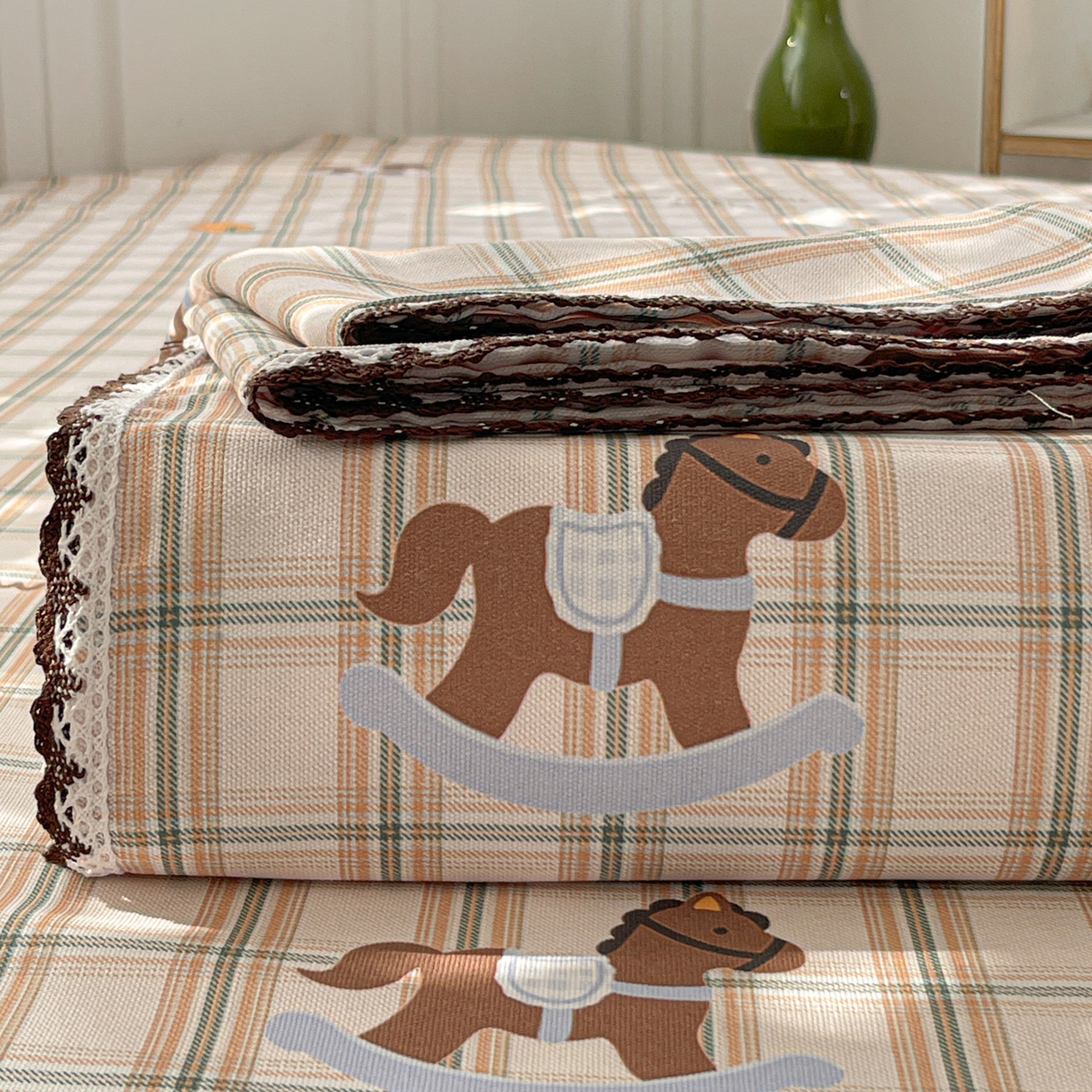 91家纺网 家纺一手货源 找家纺 纽缦家纺 2026新款舒适透气细沙卡通印花花边老粗布床单凉席席子 小木马-咖