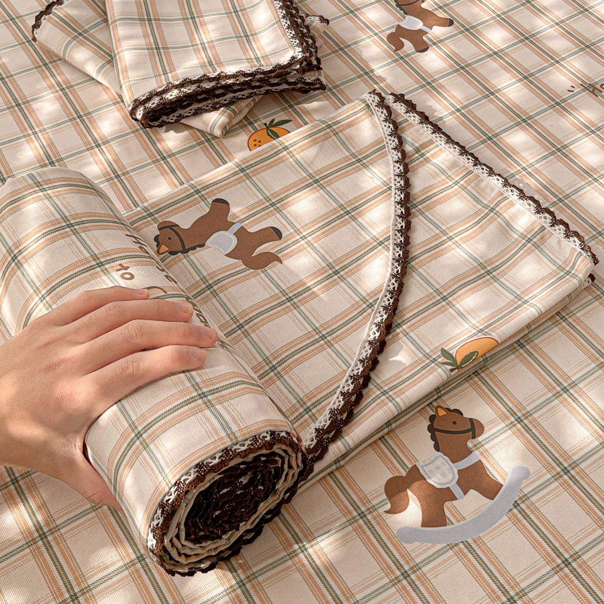 91家纺网 家纺一手货源 找家纺 纽缦家纺 2026新款舒适透气细沙卡通印花花边老粗布床单凉席席子 小木马-咖