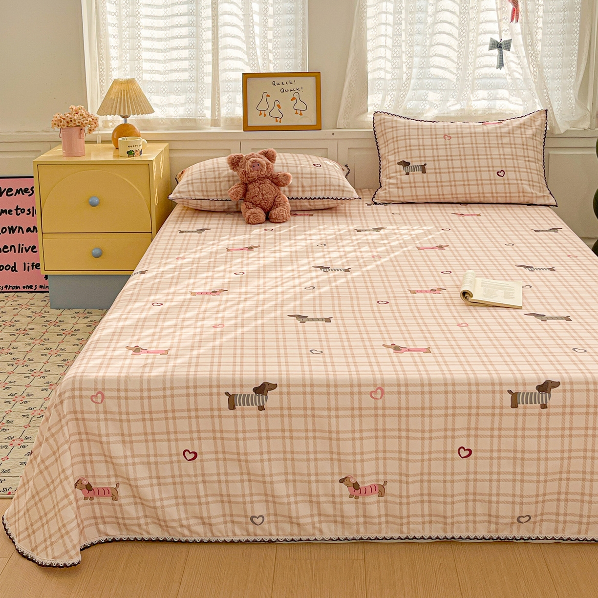 91家纺网 家纺一手货源 找家纺 纽缦家纺 2026新款舒适透气细沙卡通印花花边老粗布床单凉席席子 英伦小狗-粉