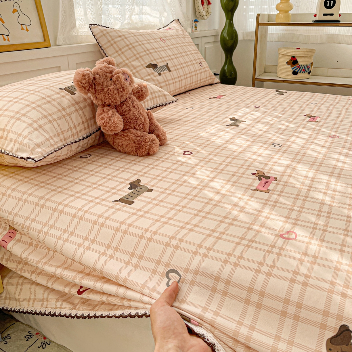 91家纺网 家纺一手货源 找家纺 纽缦家纺 2026新款舒适透气细沙卡通印花花边老粗布床单凉席席子 英伦小狗-粉