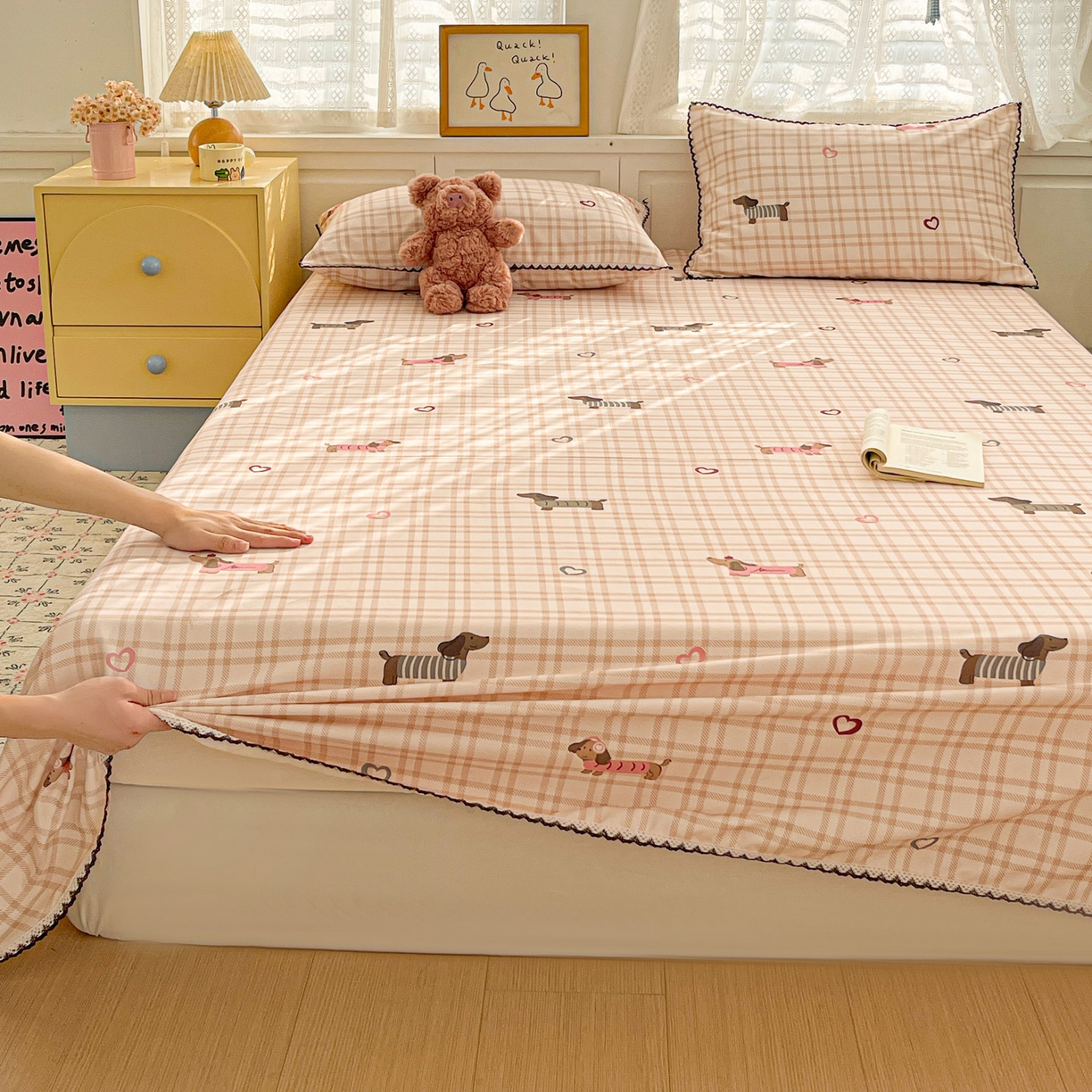 91家纺网 家纺一手货源 找家纺 纽缦家纺 2026新款舒适透气细沙卡通印花花边老粗布床单凉席席子 英伦小狗-粉