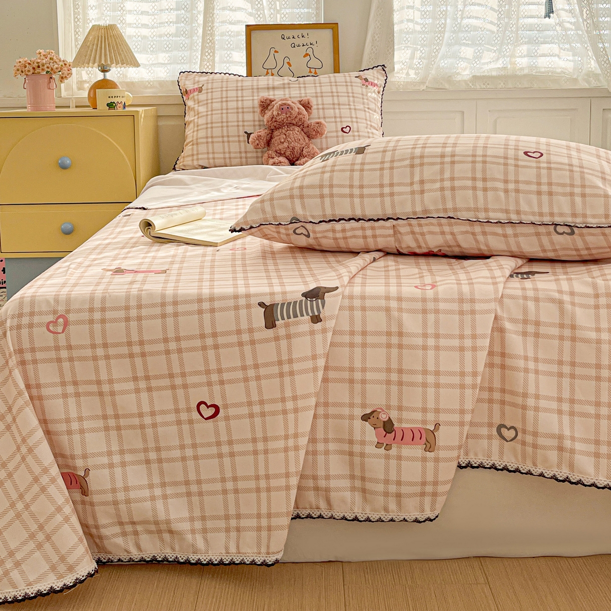 91家纺网 家纺一手货源 找家纺 纽缦家纺 2026新款舒适透气细沙卡通印花花边老粗布床单凉席席子 英伦小狗-粉