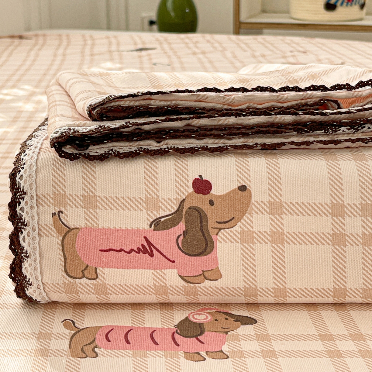 91家纺网 家纺一手货源 找家纺 纽缦家纺 2026新款舒适透气细沙卡通印花花边老粗布床单凉席席子 英伦小狗-粉