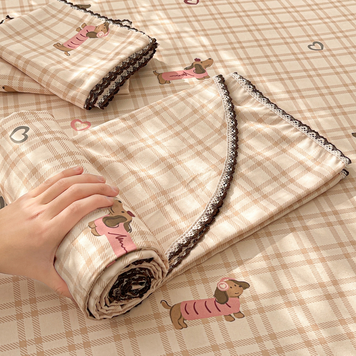 91家纺网 家纺一手货源 找家纺 纽缦家纺 2026新款舒适透气细沙卡通印花花边老粗布床单凉席席子 英伦小狗-粉