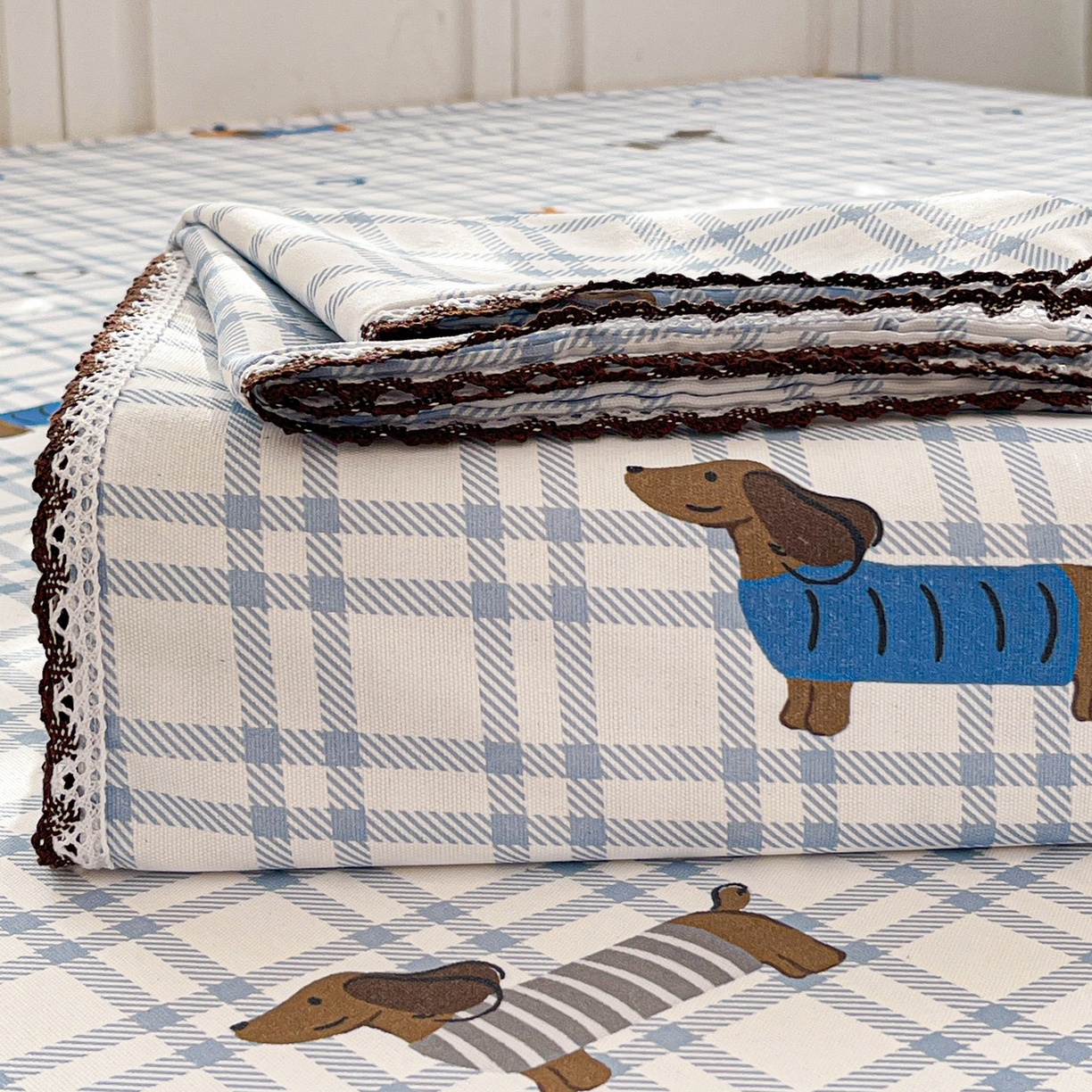 91家纺网 家纺一手货源 找家纺 纽缦家纺 2026新款舒适透气细沙卡通印花花边老粗布床单凉席席子 英伦小狗-蓝