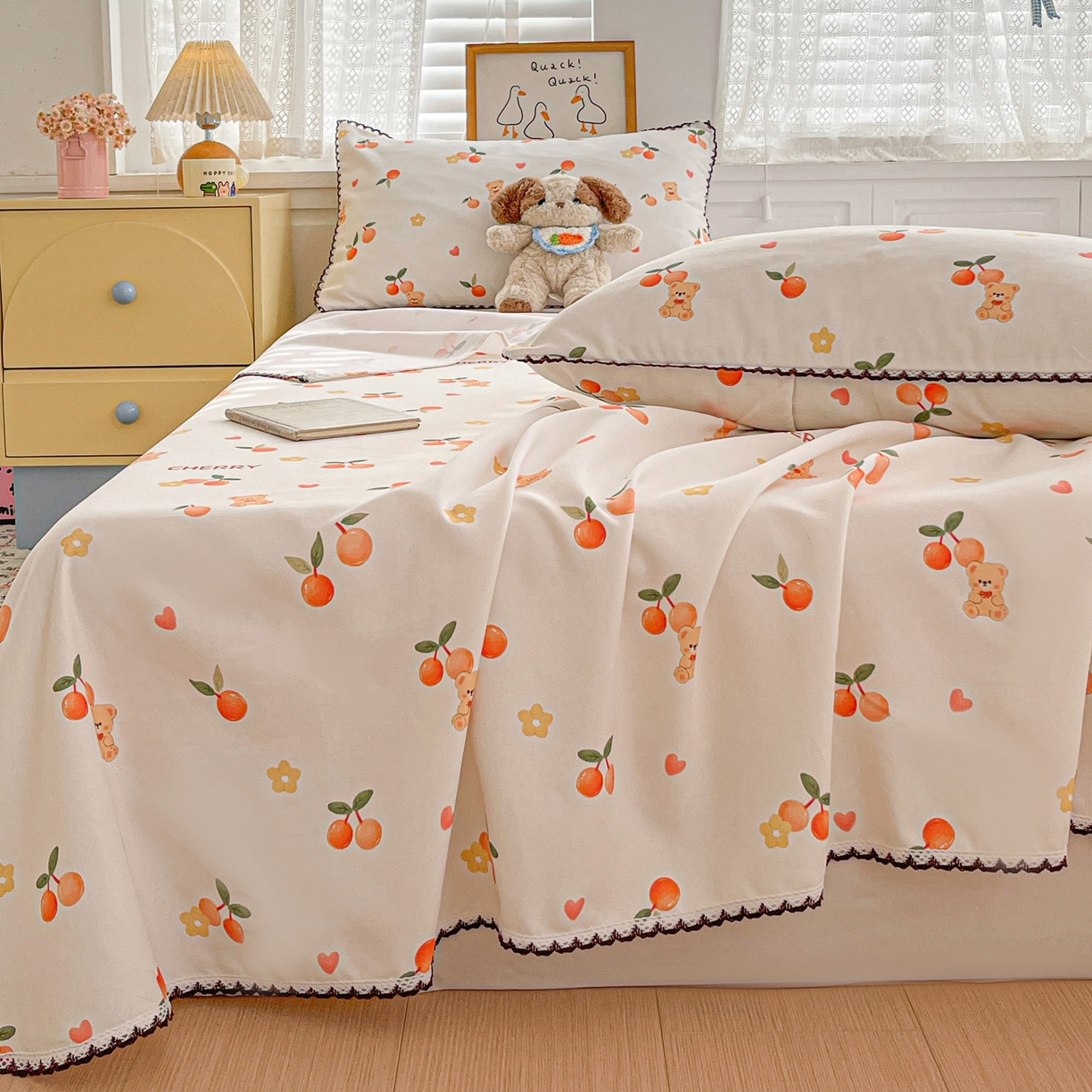 91家纺网 家纺一手货源 找家纺 纽缦家纺 2026新款舒适透气细沙卡通印花花边老粗布床单凉席席子 樱桃熊-米