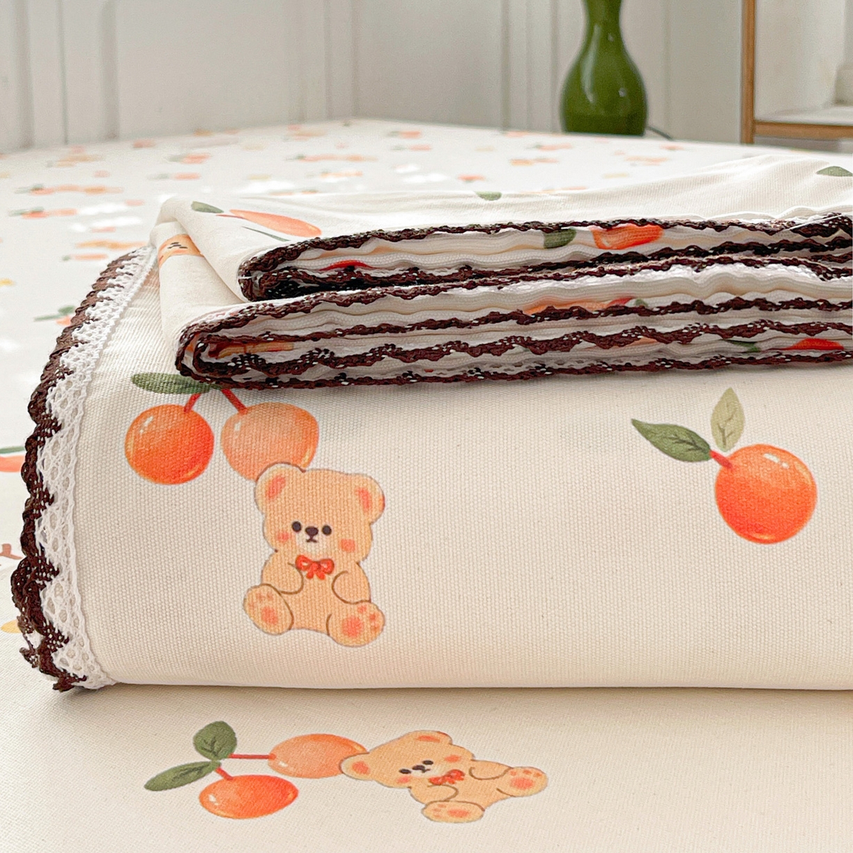 91家纺网 家纺一手货源 找家纺 纽缦家纺 2026新款舒适透气细沙卡通印花花边老粗布床单凉席席子 樱桃熊-米