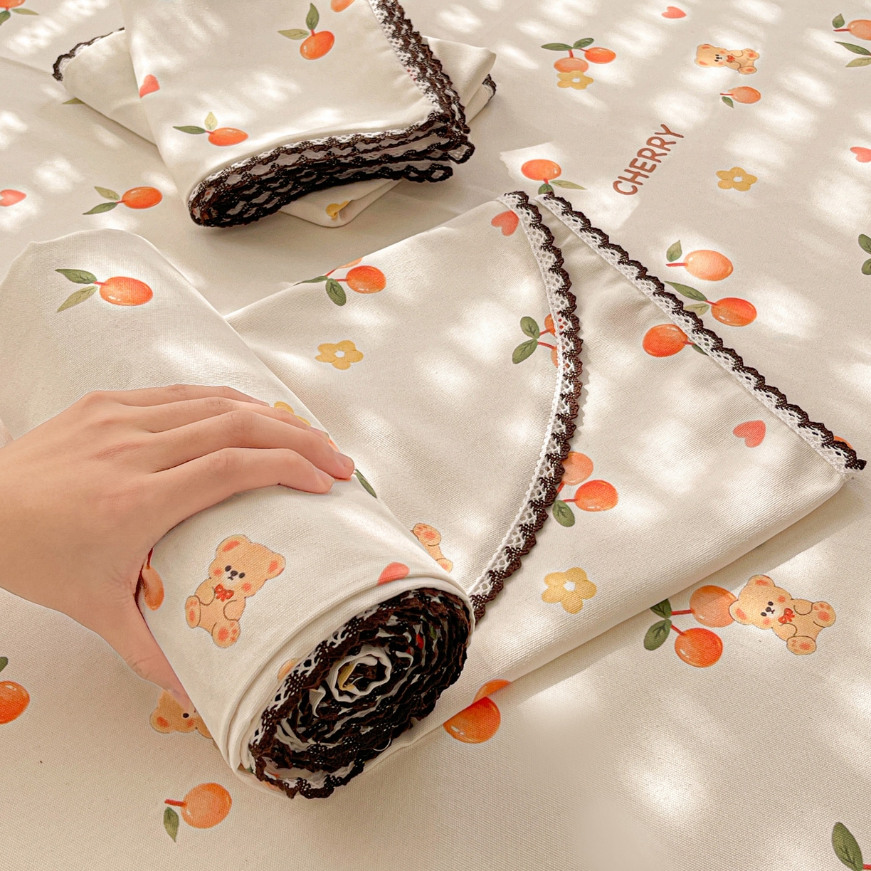 91家纺网 家纺一手货源 找家纺 纽缦家纺 2026新款舒适透气细沙卡通印花花边老粗布床单凉席席子 樱桃熊-米