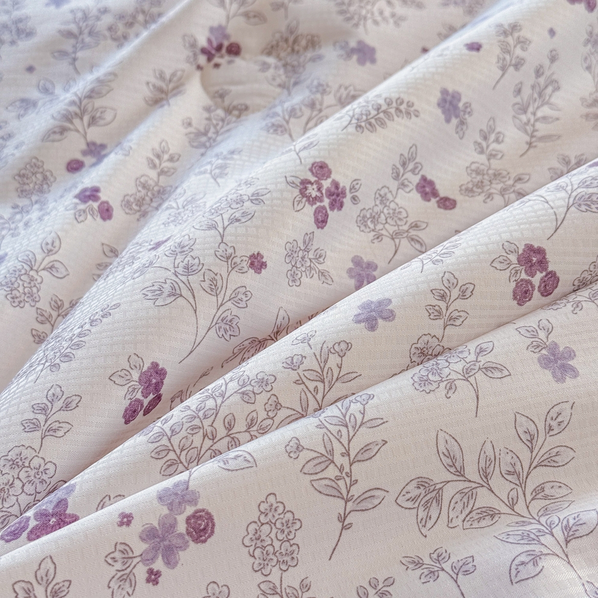 91家纺网 家纺一手货源 找家纺 赛丽雅 2026新款美人纱法式花边夏被四件套凉感冰丝提花单双人夏被系列夏凉被空调被 紫影