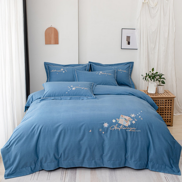 91家纺网 家纺一手货源 找家纺 缘舒家纺 2025新款全棉加厚工艺款绣花磨毛四件套 雪国春语-宝蓝