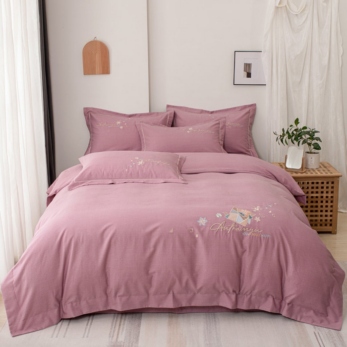 91家纺网 家纺一手货源 找家纺 缘舒家纺 2025新款全棉加厚工艺款绣花磨毛四件套 雪国春语-桃紫