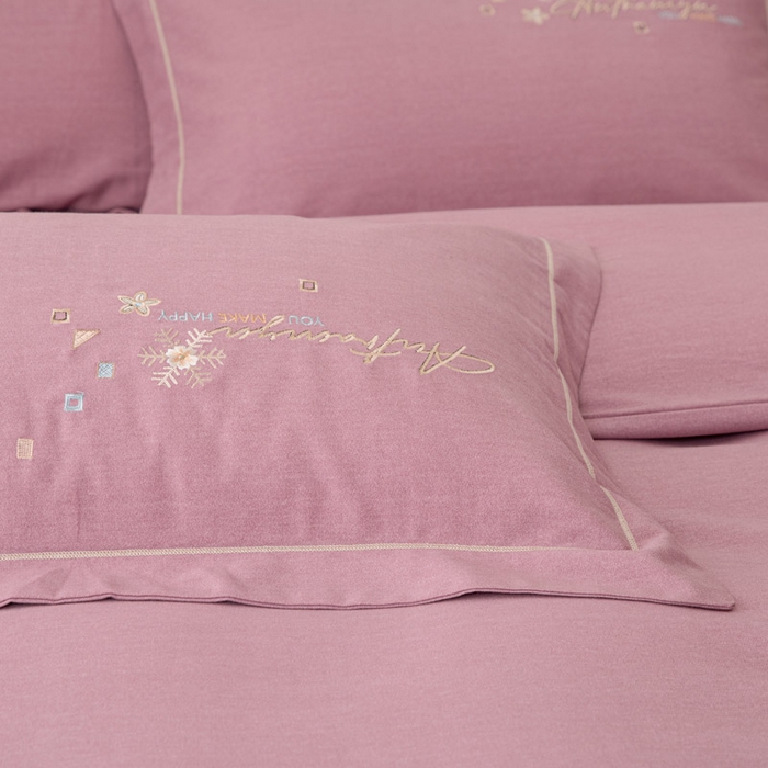 91家纺网 家纺一手货源 找家纺 缘舒家纺 2025新款全棉加厚工艺款绣花磨毛四件套 雪国春语-桃紫