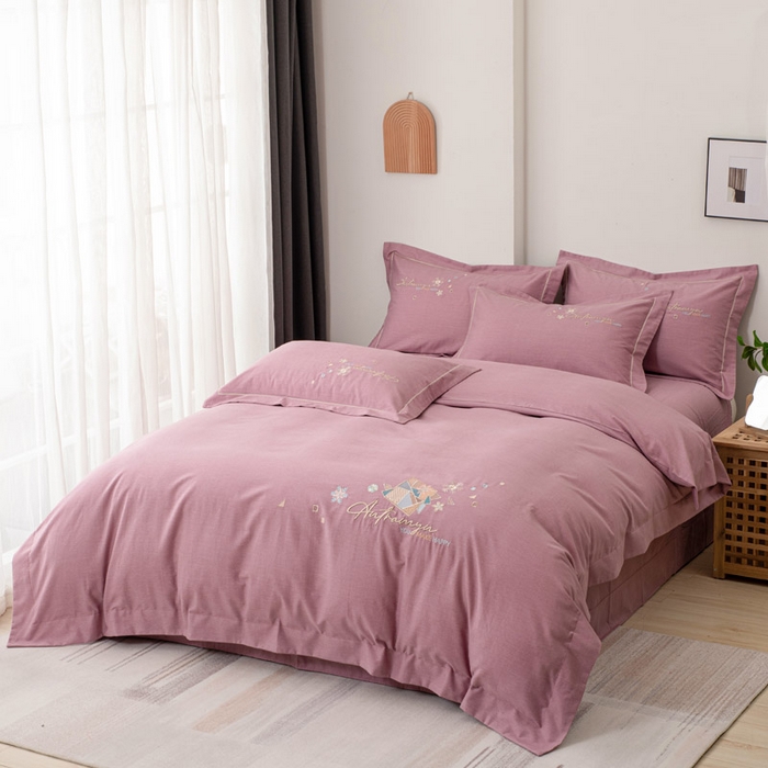 91家纺网 家纺一手货源 找家纺 缘舒家纺 2025新款全棉加厚工艺款绣花磨毛四件套 雪国春语-桃紫