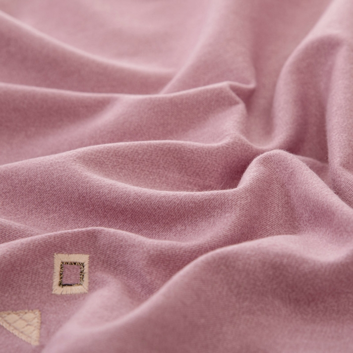 91家纺网 家纺一手货源 找家纺 缘舒家纺 2025新款全棉加厚工艺款绣花磨毛四件套 雪国春语-桃紫