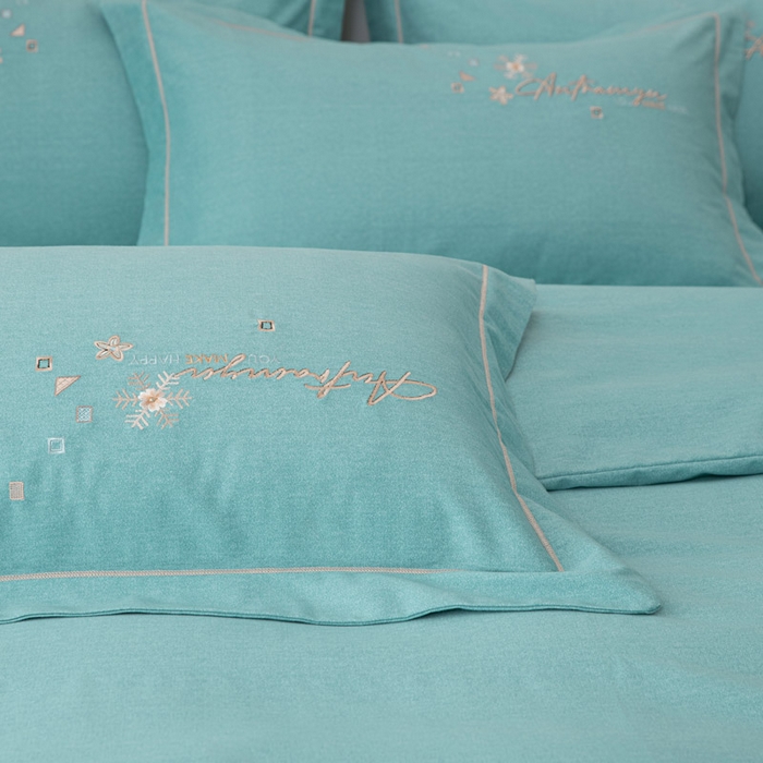 91家纺网 家纺一手货源 找家纺 缘舒家纺 2025新款全棉加厚工艺款绣花磨毛四件套 雪国春语-浅绿