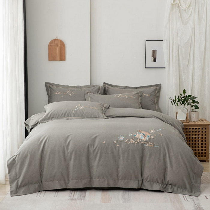 91家纺网 家纺一手货源 找家纺 缘舒家纺 2025新款全棉加厚工艺款绣花磨毛四件套 雪国春语-高级灰