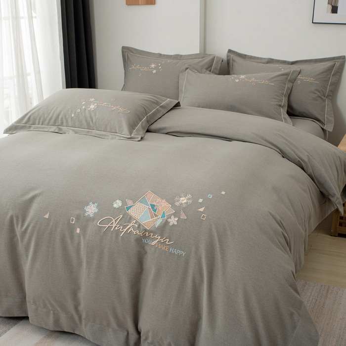 91家纺网 家纺一手货源 找家纺 缘舒家纺 2025新款全棉加厚工艺款绣花磨毛四件套 雪国春语-高级灰