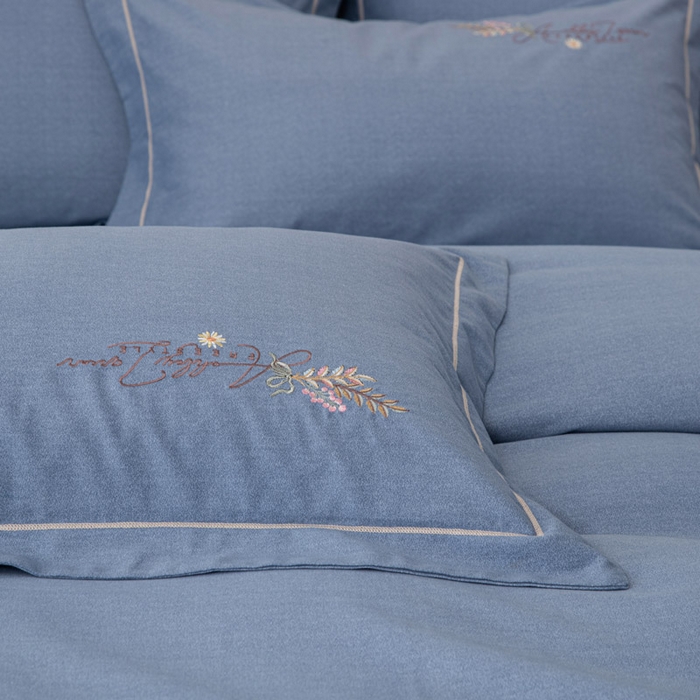 91家纺网 家纺一手货源 找家纺 缘舒家纺 2025新款全棉加厚工艺款绣花磨毛四件套 自由格调-湖蓝