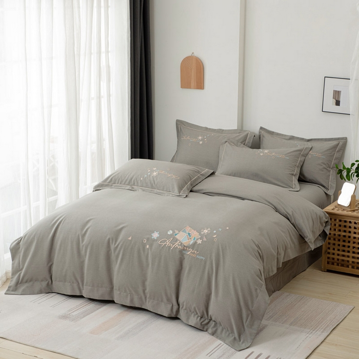 91家纺网 家纺一手货源 找家纺 缘舒家纺 2025新款全棉加厚工艺款绣花磨毛四件套 雪国春语-高级灰