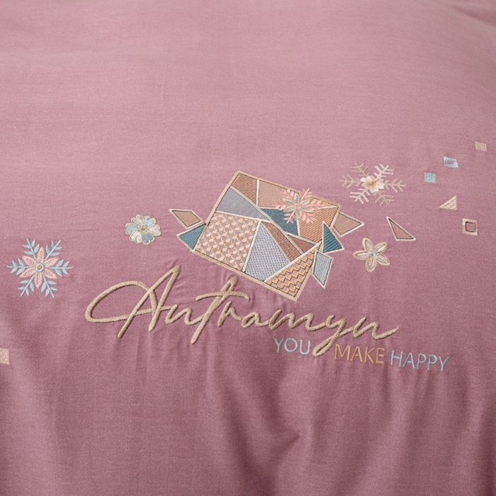 91家纺网 家纺一手货源 找家纺 缘舒家纺 2025新款全棉加厚工艺款绣花磨毛四件套 雪国春语-桃紫