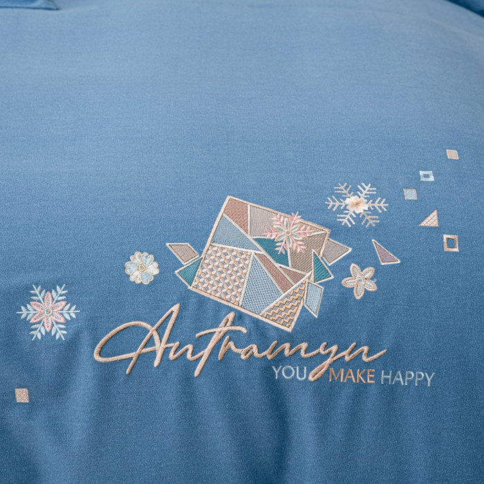 91家纺网 家纺一手货源 找家纺 缘舒家纺 2025新款全棉加厚工艺款绣花磨毛四件套 雪国春语-宝蓝