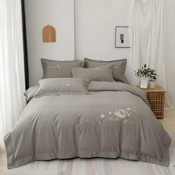 91家纺网 家纺一手货源 找家纺 缘舒家纺 2025新款全棉加厚工艺款绣花磨毛四件套 雪国春语-高级灰