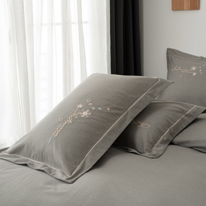 91家纺网 家纺一手货源 找家纺 缘舒家纺 2025新款全棉加厚工艺款绣花磨毛四件套 雪国春语-高级灰