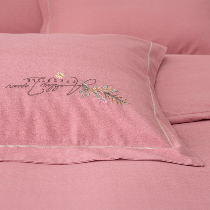 91家纺网 家纺一手货源 找家纺 缘舒家纺 2025新款全棉加厚工艺款绣花磨毛四件套 自由格调-豆沙