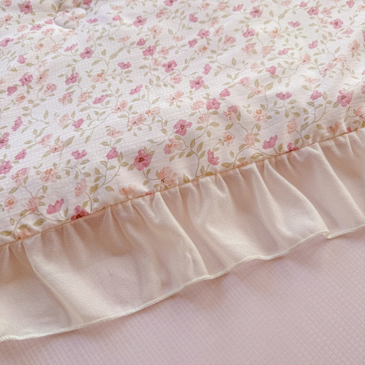 91家纺网 家纺一手货源 找家纺 赛丽雅 2026新款美人纱法式花边夏被四件套凉感冰丝提花单双人夏被系列夏凉被空调被 花楹