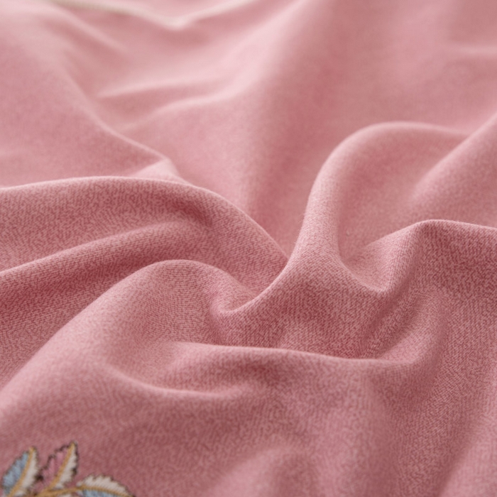 91家纺网 家纺一手货源 找家纺 缘舒家纺 2025新款全棉加厚工艺款绣花磨毛四件套 自由格调-豆沙