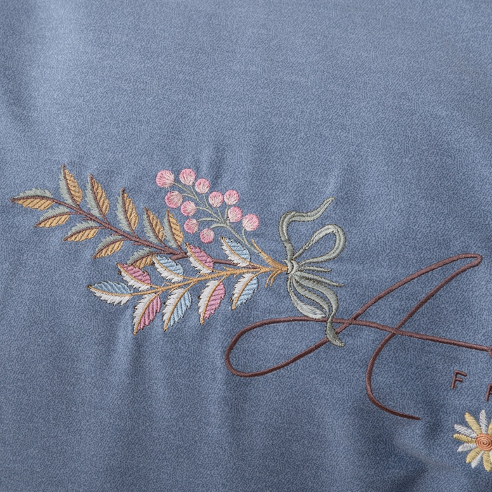 91家纺网 家纺一手货源 找家纺 缘舒家纺 2025新款全棉加厚工艺款绣花磨毛四件套 自由格调-湖蓝