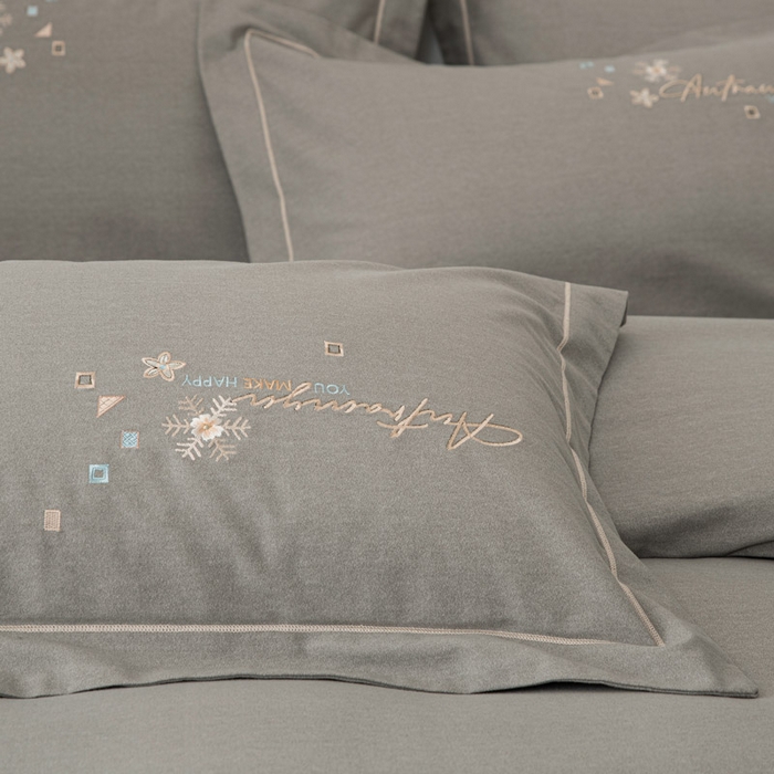 91家纺网 家纺一手货源 找家纺 缘舒家纺 2025新款全棉加厚工艺款绣花磨毛四件套 雪国春语-高级灰